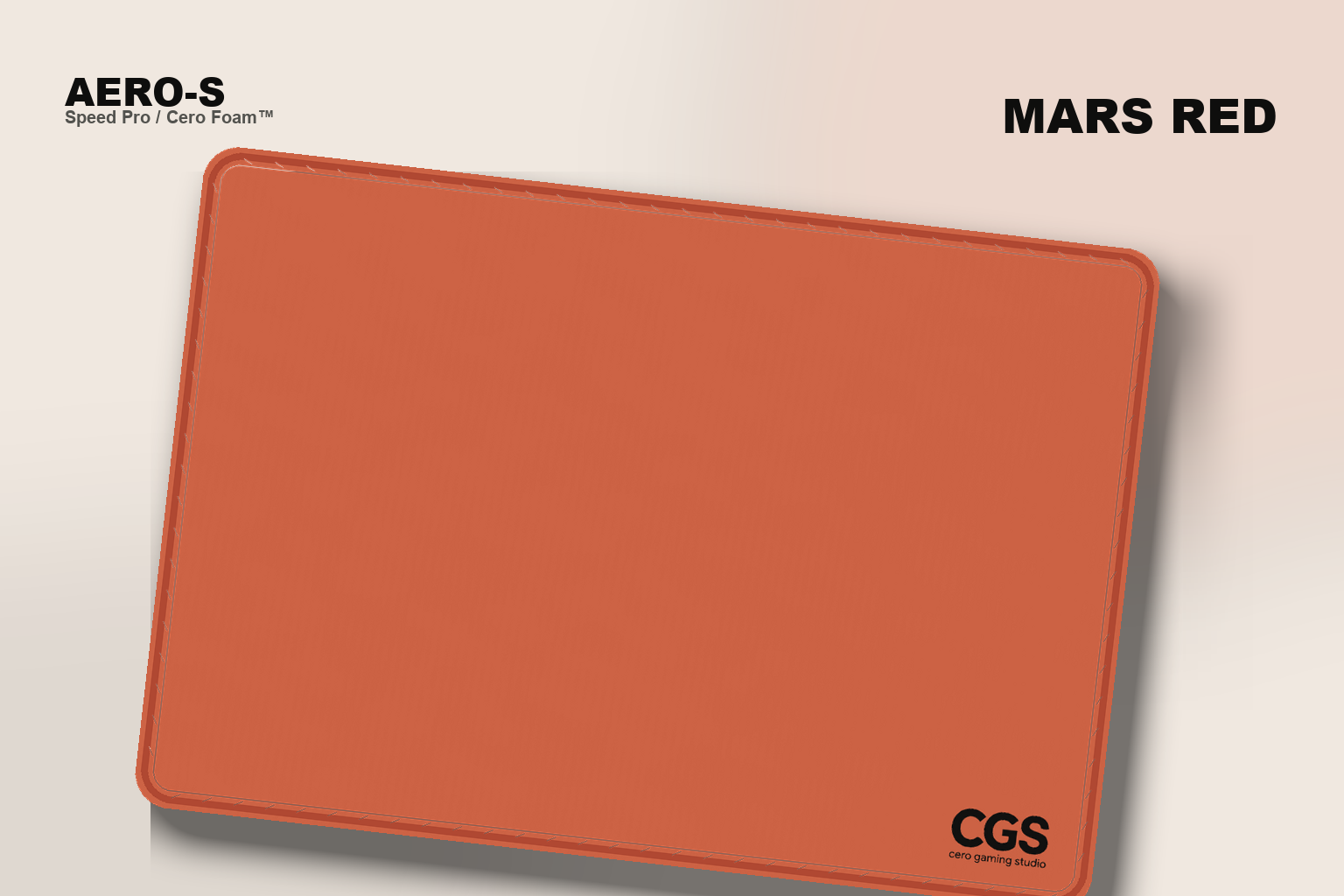 AERO-S Speed Pro Gaming Mousepad — Mars Red — vue studio avec logo CGS à l’échelle, bord cousu et base Cero Foam